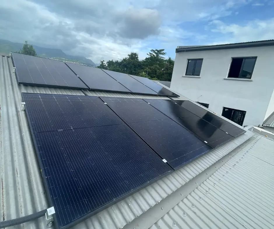 Panneaux noirs sur une tôle grise au pied des montagnes dans les nuages, La Réunion