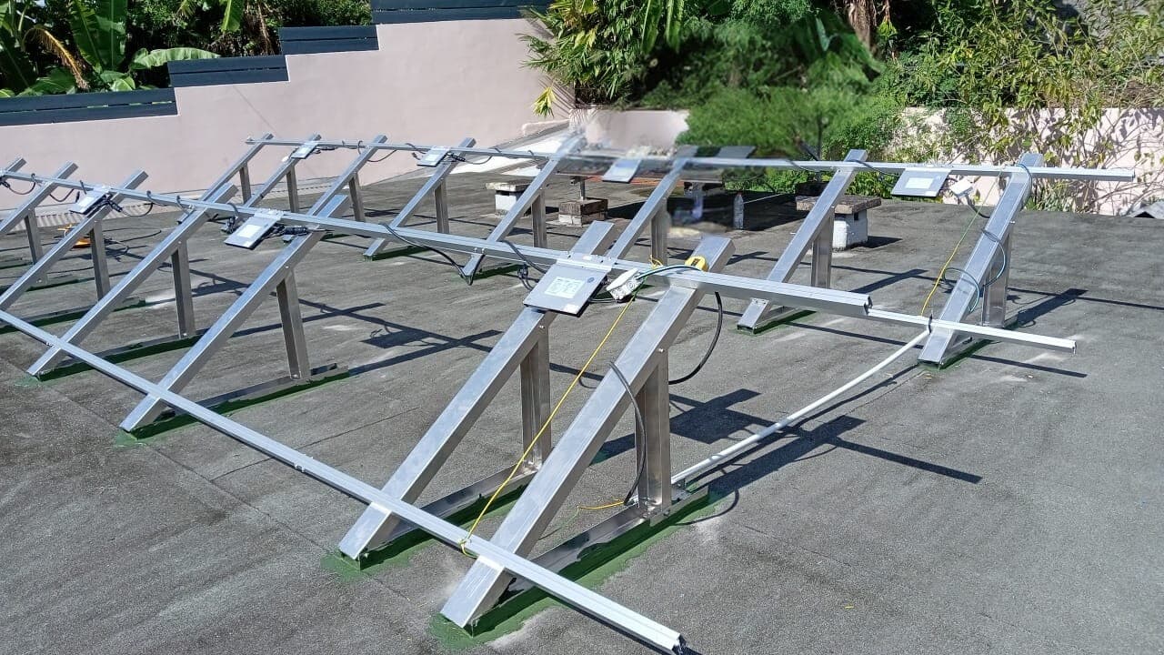 Châssis en aluminium et micro-onduleurs posés sur un toit plat, avant la pose des panneaux, La Réunion