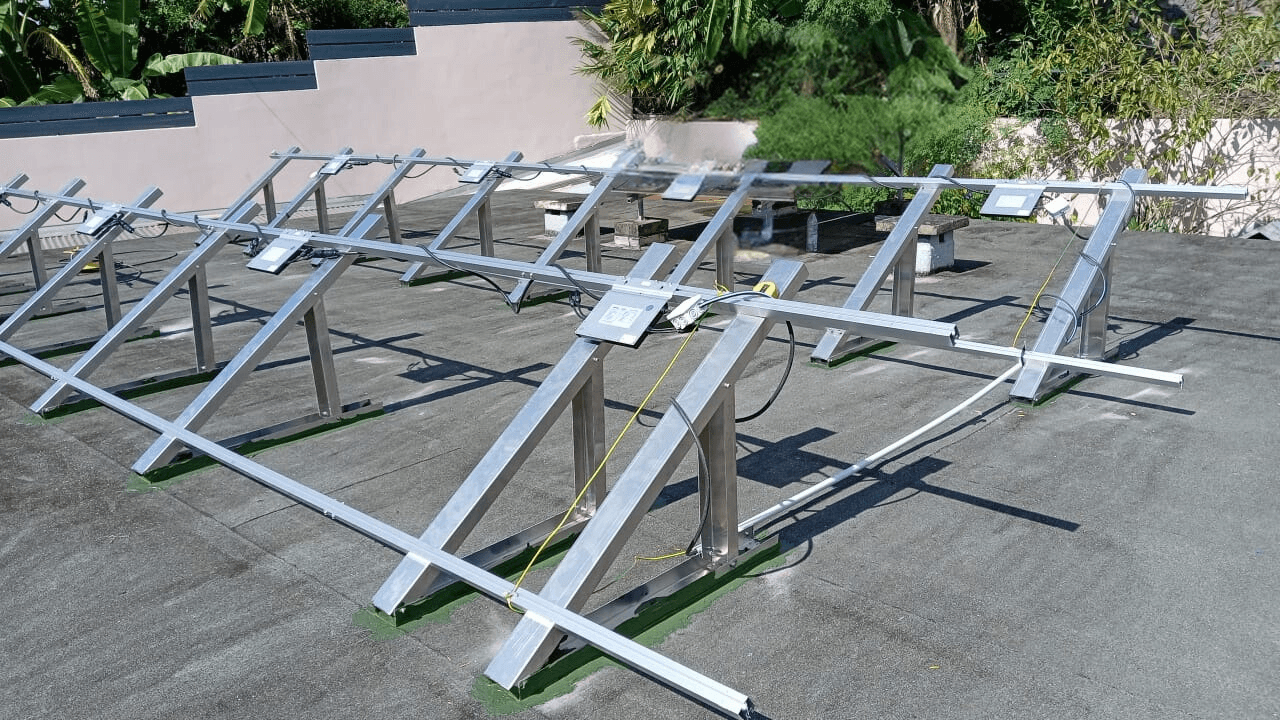 Châssis en aluminium et micro-onduleurs posés sur un toit plat, avant la pose des panneaux