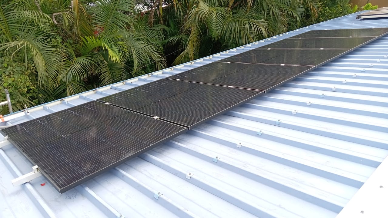 Une Installation de panneaux solaires à la Réunion