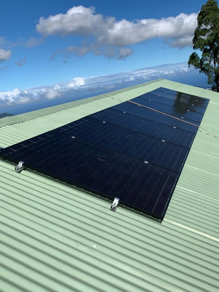 une installation de panneaux solaires à la Réunion par des professionnels