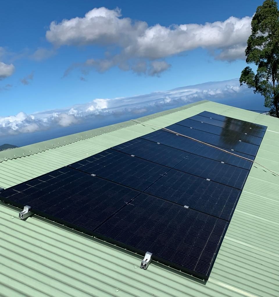une installation de panneaux solaires à la Réunion par des professionnels