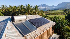 Chauffe-eau solaire et panneaux photovoltaïques sur une toiture en tôle à La Réunion